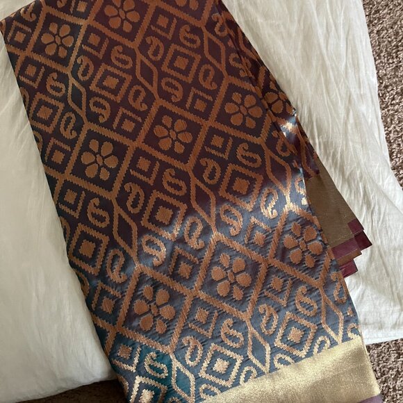 Green with wine dual tone banarasi silk saree with all over jamewar zari work - Picture 3 of 13